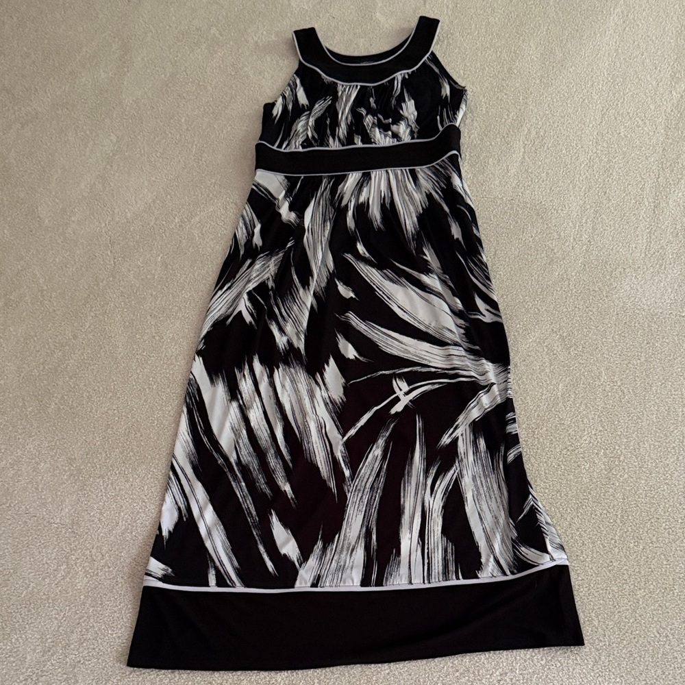 Black and White Sleeveless Maxi Dress